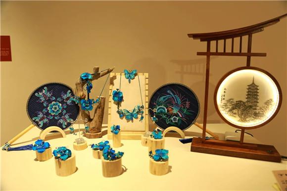 现场展示各类传统工艺美术作品.九龙坡区文旅委 供图_副本
